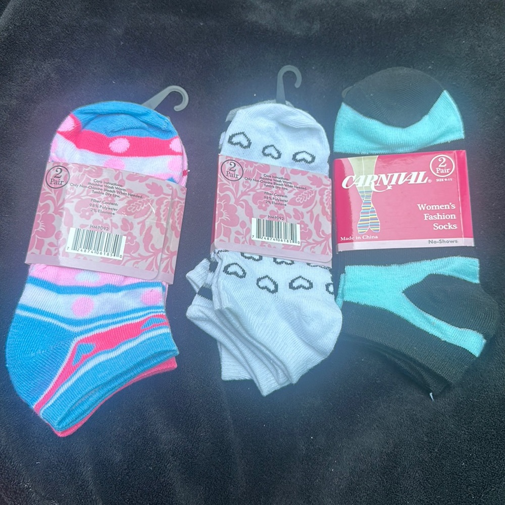 6 pairs Carnival women’s socks no show ( 3 sets of 2 pairs) lot #26